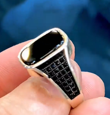 The Elegant Black Ring Ring Store