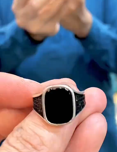 The Elegant Black Ring Ring Store