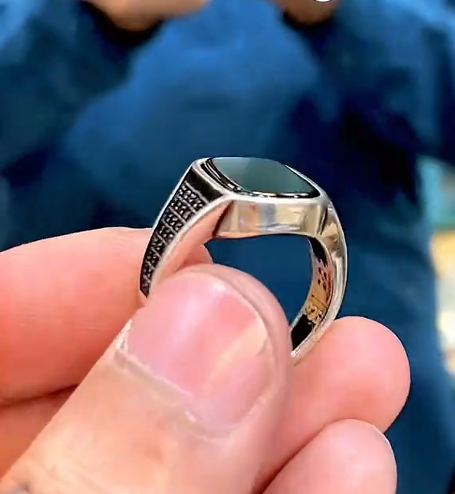The Elegant Black Ring Ring Store