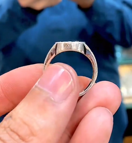 The Elegant Black Ring Ring Store