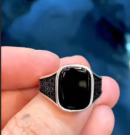 The Elegant Black Ring Ring Store